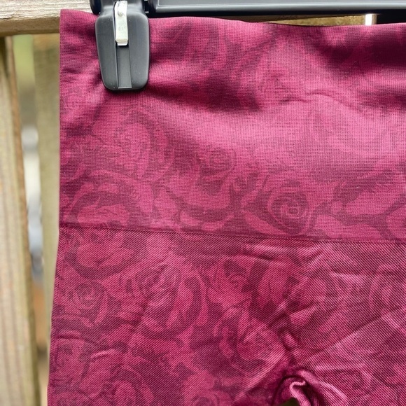 Spanx Garnet Rose Look At Me Now Seamless Cropped Leggings in Maroon Size L - Picture 6 of 6